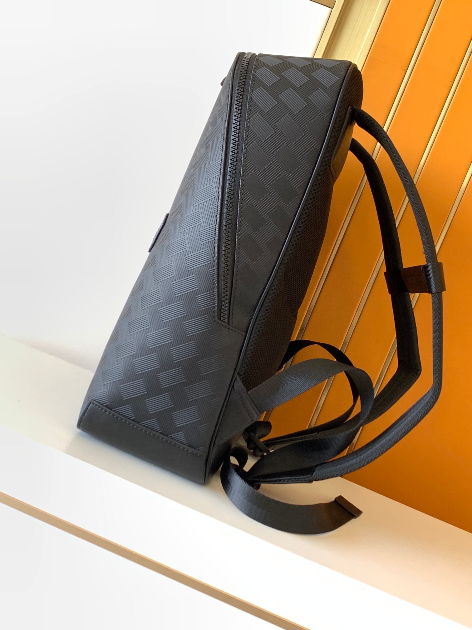 Minimalistyczny czarny plecak  – Leather Work Rucksack recenzja i cena