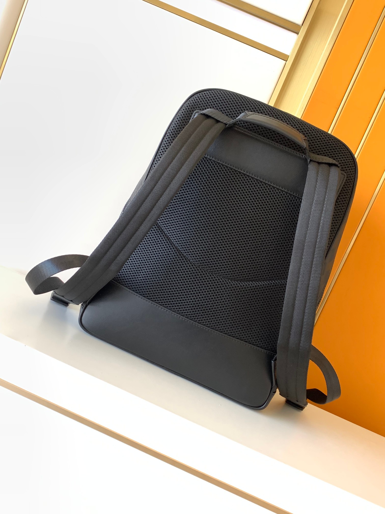 Minimalistyczny czarny plecak  – Leather Work Rucksack recenzja i cena